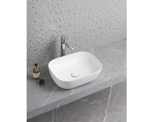 Lavoar ceramic așezat pe blat cu robinet