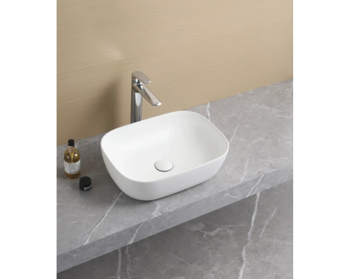 Chiuvetă ceramică montată pe blat într-o baie.