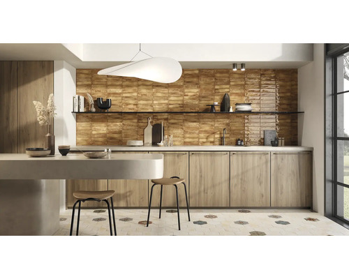 Bucătărie luminoasă cu faianță maro pe perete, chiuvetă și elemente din lemn