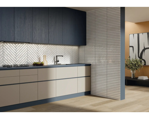 Bucătărie modernă cu dulapuri albastre și spate din cărămidă albă