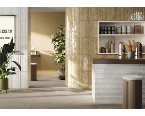 Cameră luminoasă cu gresie și faianță, tejghea și decorațiuni