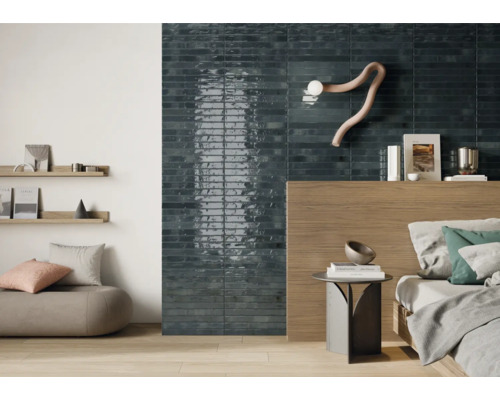 Dormitor luminos cu gresie de perete, pat și rafturi