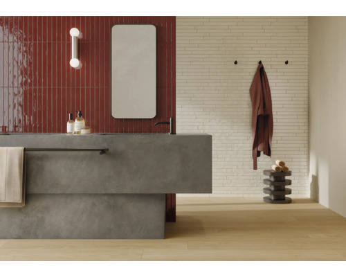 Baie modernă cu lavoar, oglindă, faianță și suport pentru prosoape