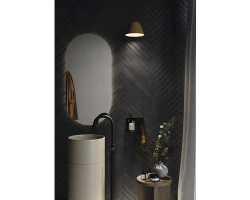 Baie cu lavoar tip piedestal, oglindă, lampă de perete și accesorii pe o măsuță laterală