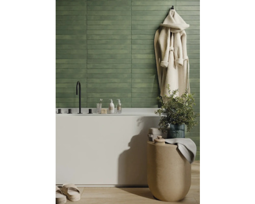 Baie cu faianță verde, cadă și halat de baie