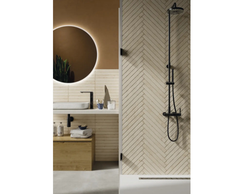 Baie modernă cu duș, lavoar, oglindă și dulap inferior din lemn