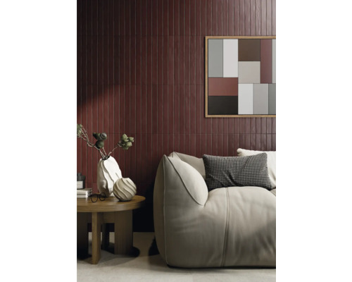 Interior cu gresie de perete, fotoliu și masă