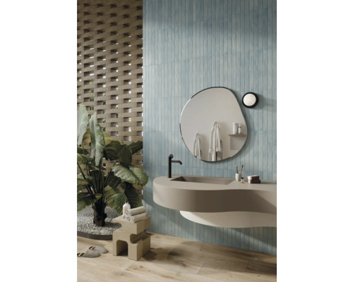 Baie cu lavoar, oglindă și faianță albastră