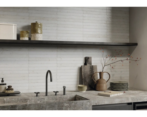 Scenă de bucătărie cu chiuvetă, robinet, faianță și articole decorative