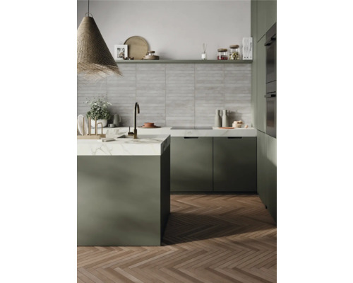 Bucătărie luminoasă cu insulă, chiuvetă, robinet și podea din lemn cu model herringbone