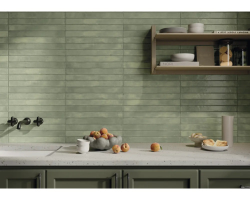 Bucătărie luminoasă cu plăci de perete montate orizontal, armătură și raft de perete din lemn.