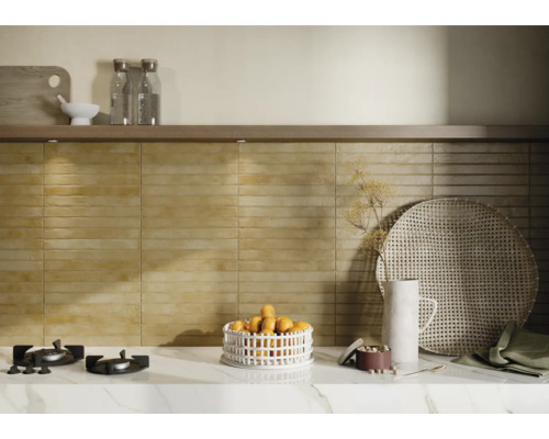 Scenă de bucătărie cu gresie, plită și elemente decorative