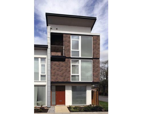 Casă modernă cu trei etaje, cu zidărie din cărămidă și ferestre mari