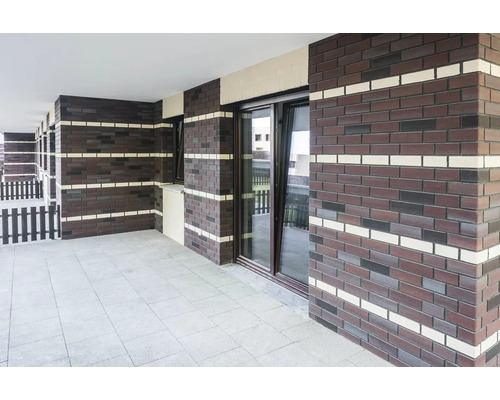 Terasa cu zid de cărămidă și podea de gresie