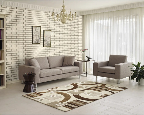 Living cu canapea, fotoliu și covor geometric