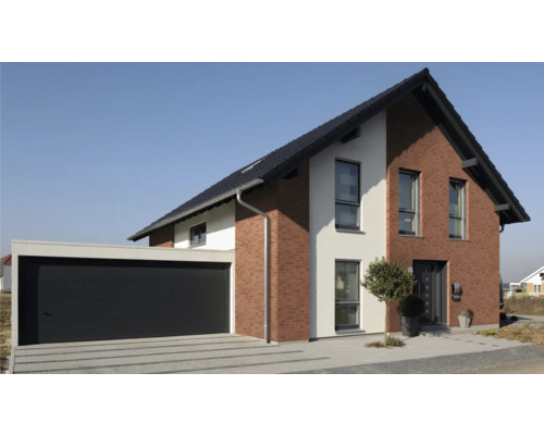 Casă unifamilială modernă cu garaj și alee pavată.