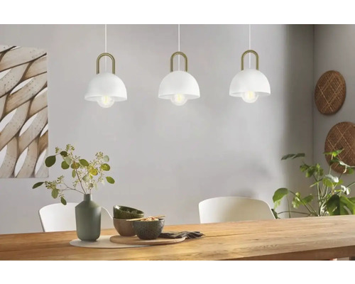 Trei lămpi suspendate metalice deasupra unei mese de sufragerie.