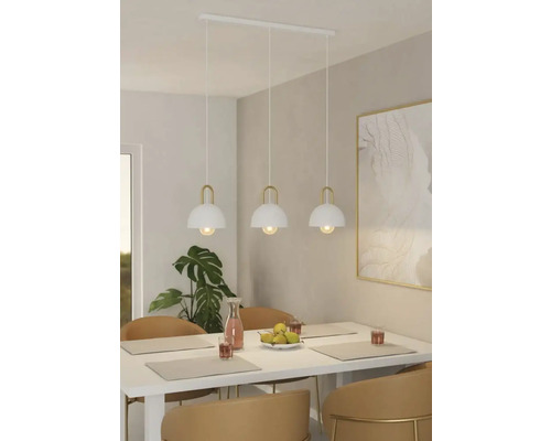 Lustr cu trei lumini deasupra unei mese de sufragerie