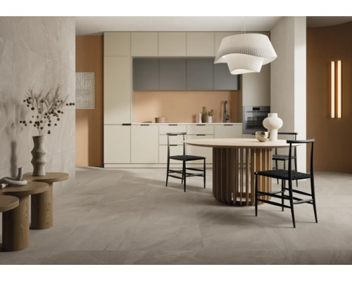 Cameră luminoasă cu bucătărie, masă de sufragerie și scaune.