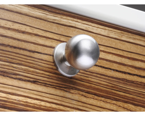 Buton rotund metalic pentru mobilă pe o suprafață de lemn