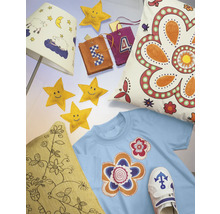 Elemente decorative precum perne, tricou, lampă și accesorii pentru camera copiilor.