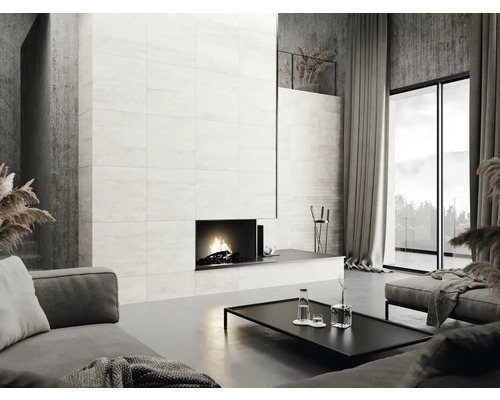 Living luminos cu șemineu modern și plăci mari