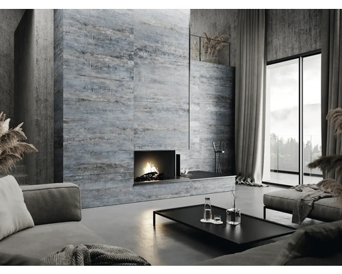 Cameră de zi cu șemineu, perete cu gresie, canapea și fereastră mare pentru o ambianță luminoasă