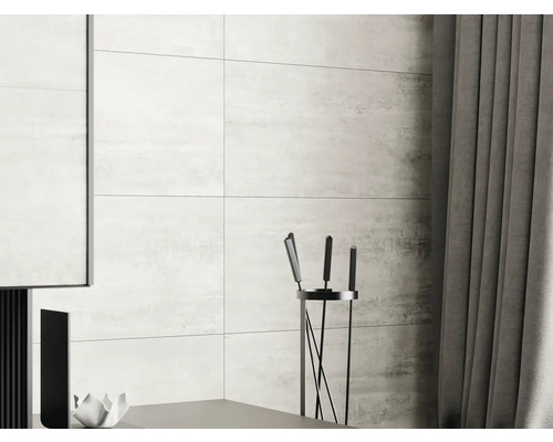 Faianță de perete în baie cu perdele și set de șemineu