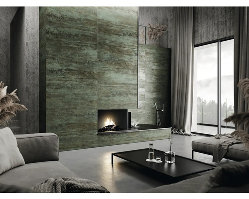 Cameră de zi modernă cu șemineu, canapea gri, fereastră și plăci de perete cu aspect de piatră naturală