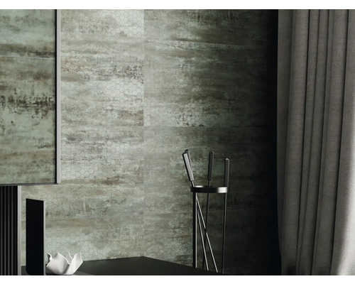 Decorarea pereților cu plăci cu aspect de piatră și textile pentru un design interior elegant.