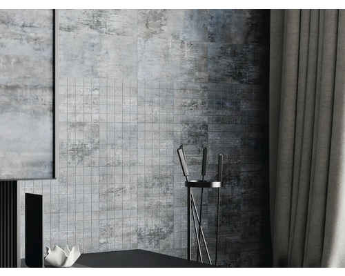 Interior decorativ cu plăci ceramice cu aspect de piatră, plăci mozaic și perdele.