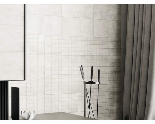 Interior cu gresie de perete, set de șemineu și perdele.