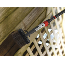 Gard din lemn vopsit cu pensulă plată și tijă telescopică