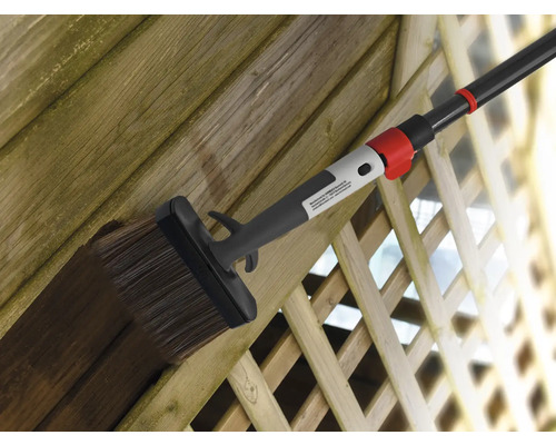 Gard din lemn vopsit cu pensulă plată și tijă telescopică