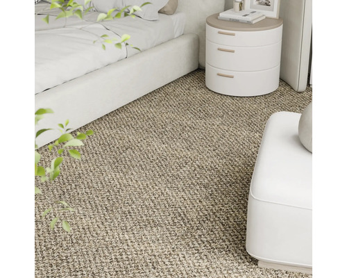 Prim-plan al unui spațiu de locuit cu pat, noptieră și covor texturat