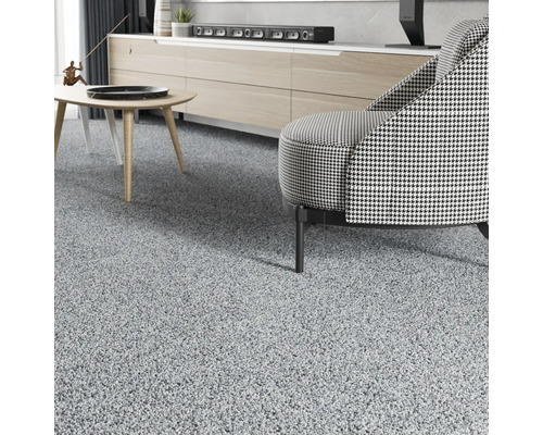 Covor gri într-un living cu fotoliu și masă