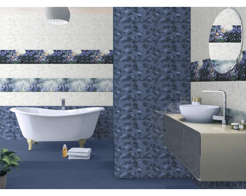 Baie cu cadă, chiuvetă și faianță cu modele geometrice și florale