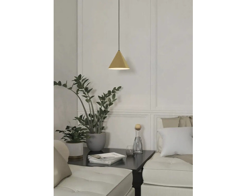 Lampă suspendată în formă de piramidă deasupra unei noptiere cu decorațiuni