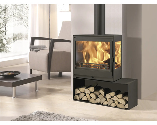 Șemineu cu depozit de lemne în camera de zi