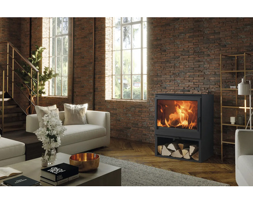 Living cu sobă pe lemne, lemne de foc și perete de cărămidă