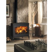 Living cu sobă de încălzit, fotoliu și tablă de șah pe masă