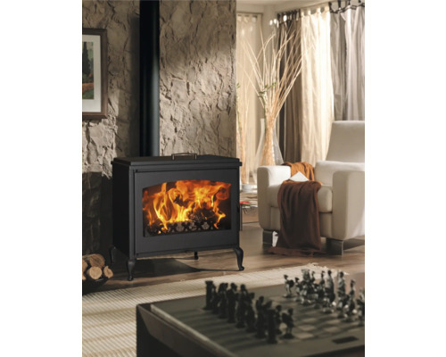 Living cu sobă de încălzit, fotoliu și tablă de șah pe masă