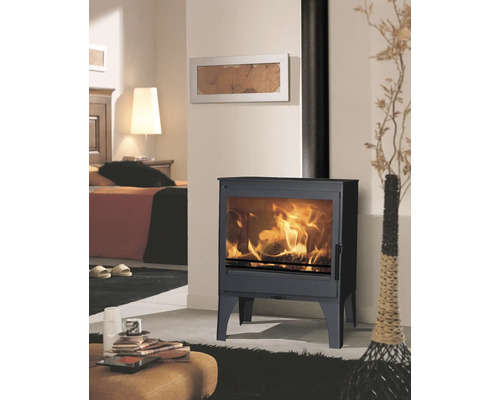 Șemineu într-un spațiu de locuit cu foc aprins