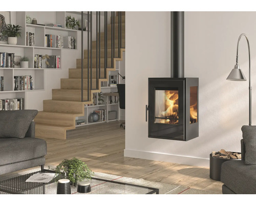 Cameră de zi cu șemineu de perete, scară și bibliotecă pentru o ambianță confortabilă.