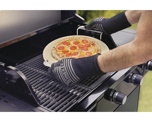 Pizza pe piatră pentru pizza este pusă pe un grătar cu gaz