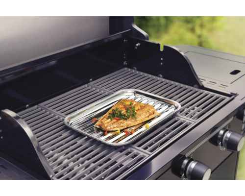 Grătar cu file de pește pe o farfurie