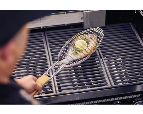 Pește în coș de grătar pe grătar