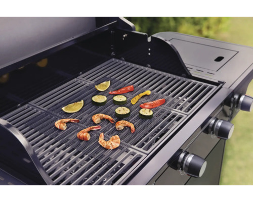 Grătar cu covoraș pentru grătar, creveți, dovlecei, ardei și lămâi verzi