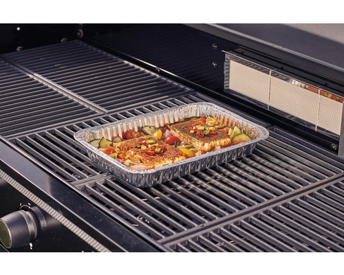 Grătar cu pește și legume într-o tavă de aluminiu pe grătar