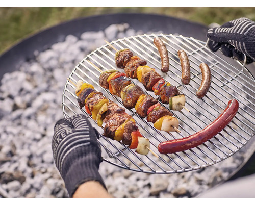 Grătar cu frigărui de carne și cârnați deasupra cărbunelui